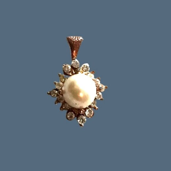 WOMENS GOLD TONE WITH WHITE CENTER STONE PENDANT - Picture 2 of 4